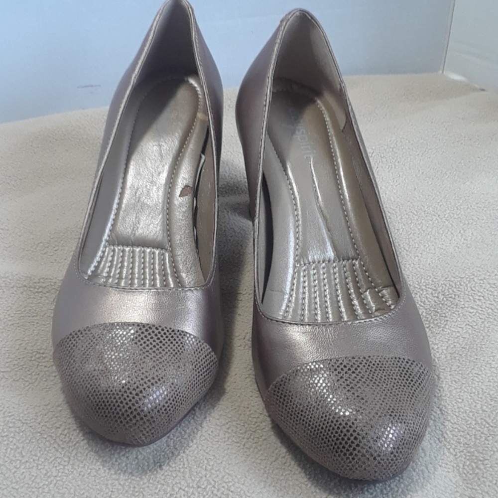 Easyspirit gold pumps 8W